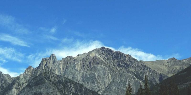 被暖暖的深夜食堂慰藉：为都市晚归者设计的治愈系迷你厨房与情绪照明系统